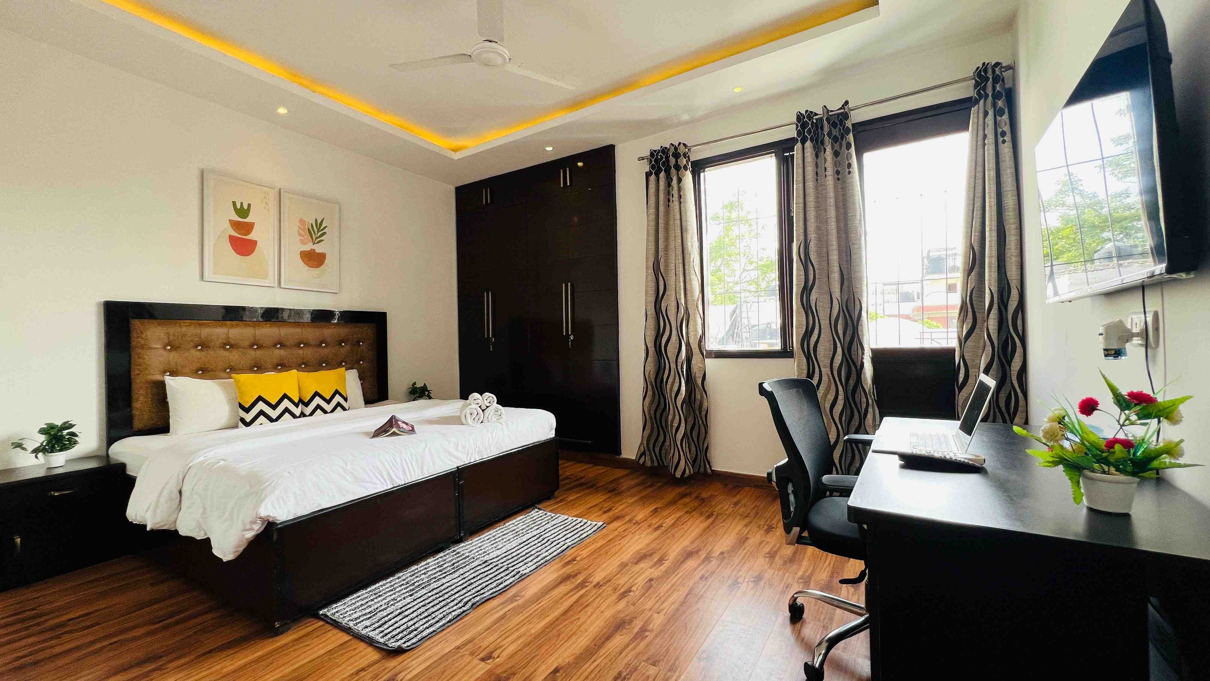 1BHK Defence Colony Mkt - Balcony, Parking